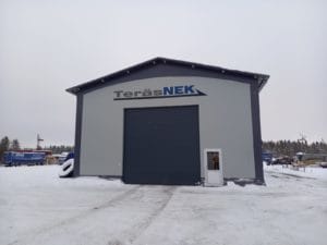TeräsNEKin valkea hallirakennus edestäpäin.