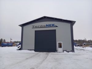 TeräsNEKin valkea hallirakennus edestäpäin.