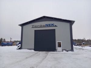 TeräsNEKin valkea hallirakennus edestäpäin.